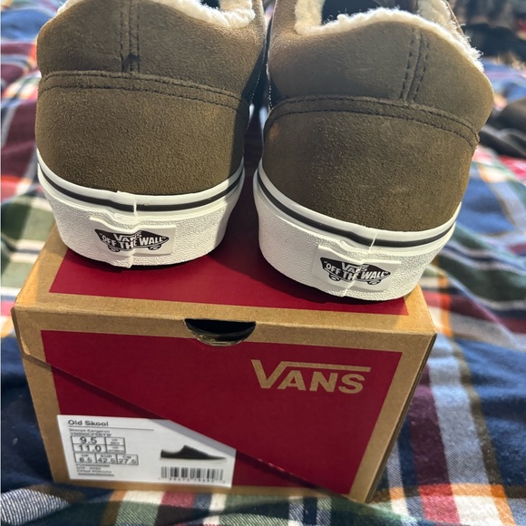 I am selling a brand new pair of Vans Old Skool Sherpa. They are size 9.5 Men’s - Picture 8 of 9